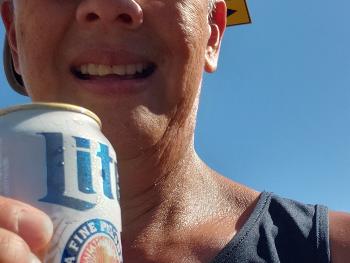 Honolulu Marathon 2019 with a beer from a home on the course