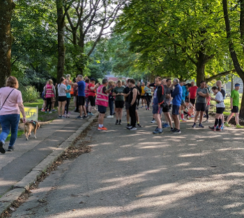 Runners assemble at parkrun. First timers' briefing is in the foreground.