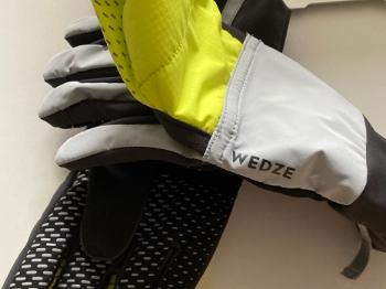 Wedze winter gloves