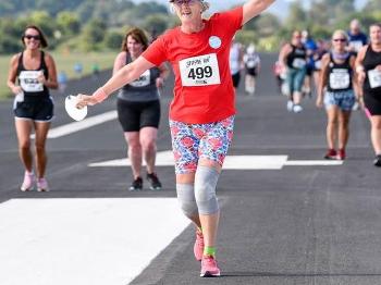 Runner being an airplane 