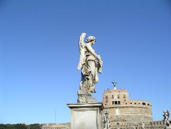 Roma. , Angelo che porge la tunica, dedicato a tutti i caregiver familiari. 🙏