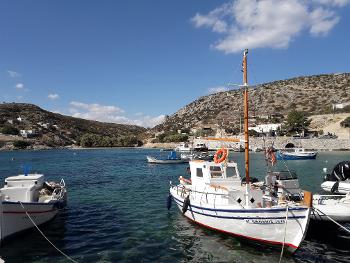 Port in Schinoussa 