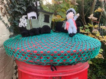 Postbox topper, knitted