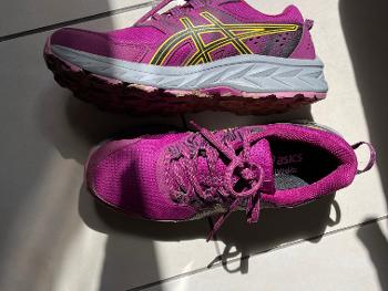 Pink trail running shoes 