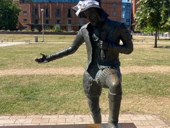 Even Shakespeare wears a hat in this weather!