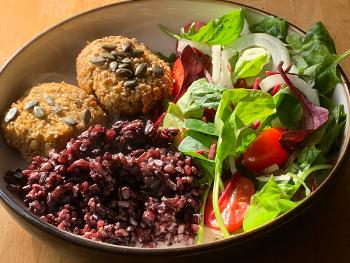 Quinoa and lentil fritters with salad. 