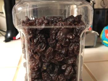 Fresh raisins